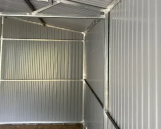 Innenansicht einer Blechgarage mit verzinkter, vollverschweißter Konstruktion aus geschlossenen Profilen von Eurostal.