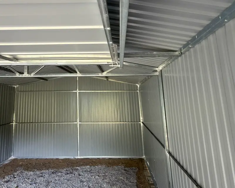 Innenansicht einer Blechgarage mit verzinkter, vollverschweißter Konstruktion aus geschlossenen Profilen von Eurostal.