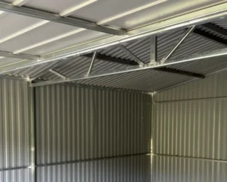 Innenansicht einer Blechgarage mit verzinkter, vollverschweißter Konstruktion aus geschlossenen Profilen von Eurostal.