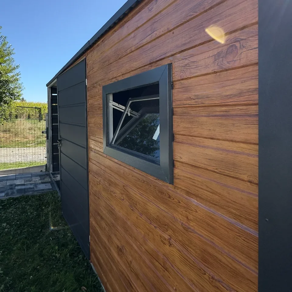 Gartenhaus 5x2 m in Goldeiche Matt mit Überdachung und PVC-Fenster Eurostal