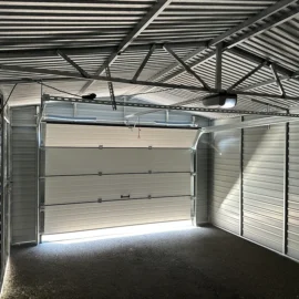 Freistehende Blechgarage 4x6 m in Graphit Matt RAL 7016 mit Sektionaltor und Satteldach